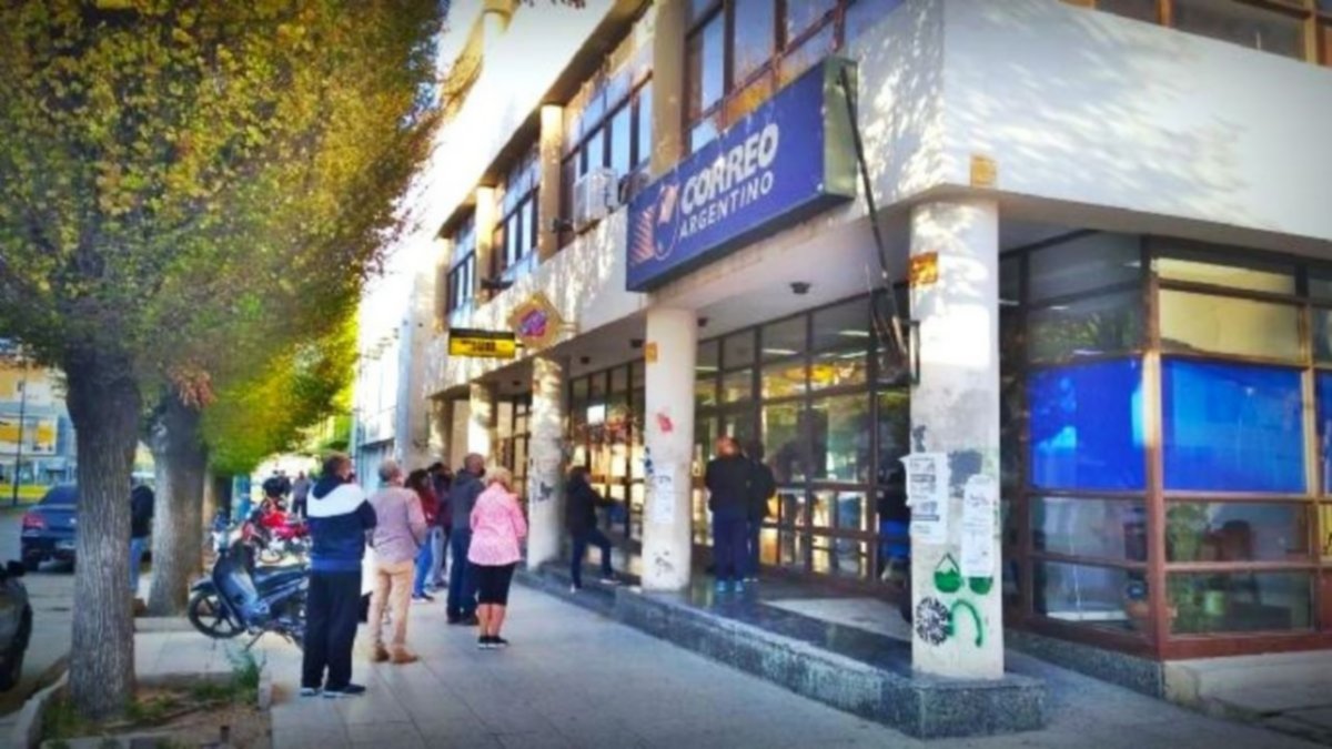 Trabajadores del Correo están en alerta luego del anuncio de desregulación