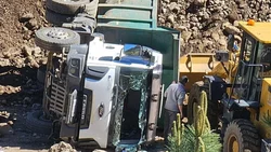 Cuál es el estado de salud del camionero que volcó en una cantera en San Martín de los Andes