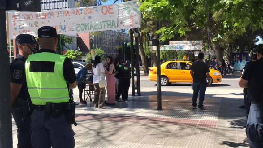 Extraña situación: qué pasó con la joven que corría por el centro de la ciudad