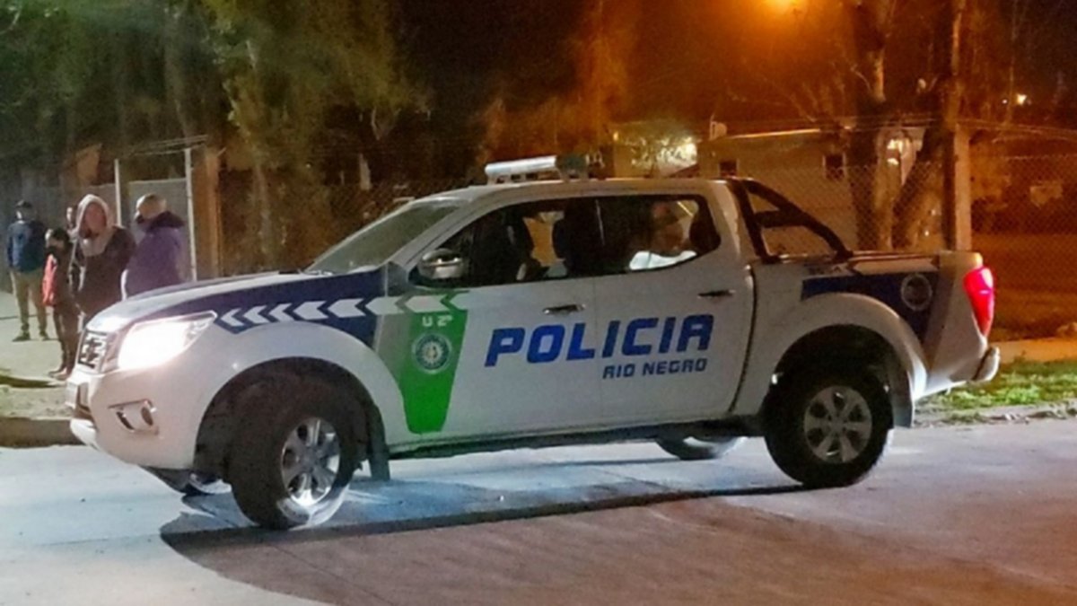 Robo en familia: una mujer y su hijo de 16 años fueron atrapados con la batería de una camioneta