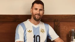 La Selección Argentina presentó su nueva camiseta retro para jugar ante Perú