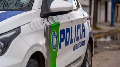 Lo detuvieron por disparar en una calle del barrio  y sus vecinos lo apedrearon