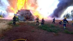 Trabajan en un incendio de gran magnitud, en Moño Azul