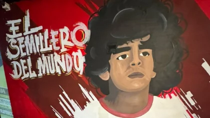 El mural de Maradona que inspira a 200 pibes neuquinos que sueñan jugar en primera
