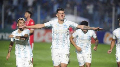 En un partidazo, Atlético Tucumán se lo ganó a Huracán en el final y lo dejó sin la punta
