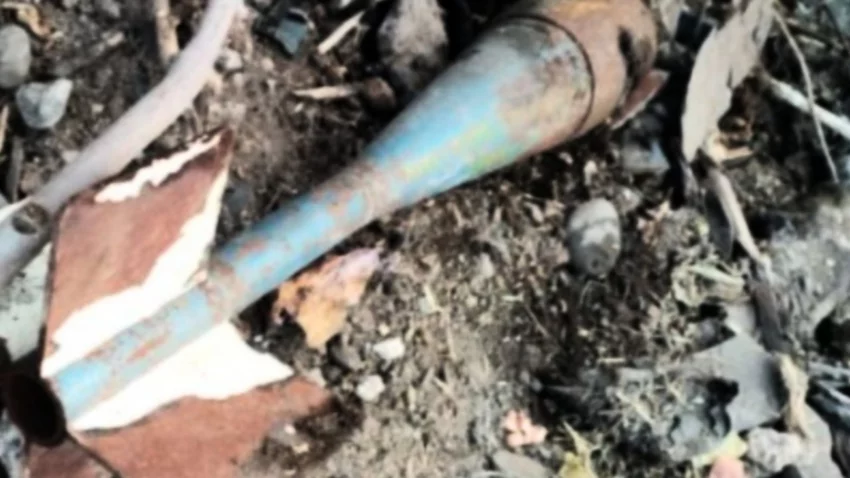 Encontraron una bomba de aviación militar tirada en un desagüe de Chacramonte