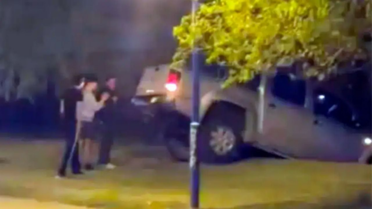 Perdió el control de su camioneta y terminaron dentro de un canal de riego