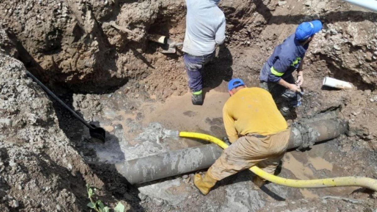 Arreglaron el acueducto en Fernández Oro: comienza a normalizarse el suministro de agua