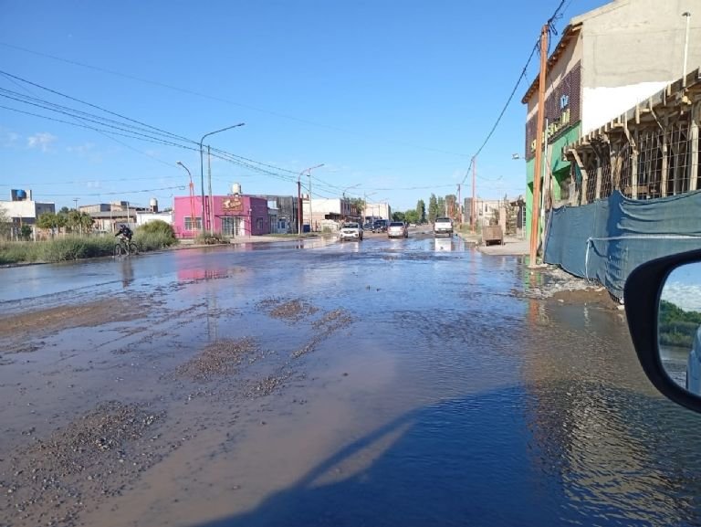 Arreglaron el acueducto en Fernández Oro: comienza a normalizarse el suministro de agua