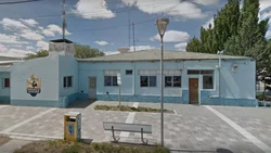 Su amigo le cortó un mechón de pelo en broma y ella lo apuñaló