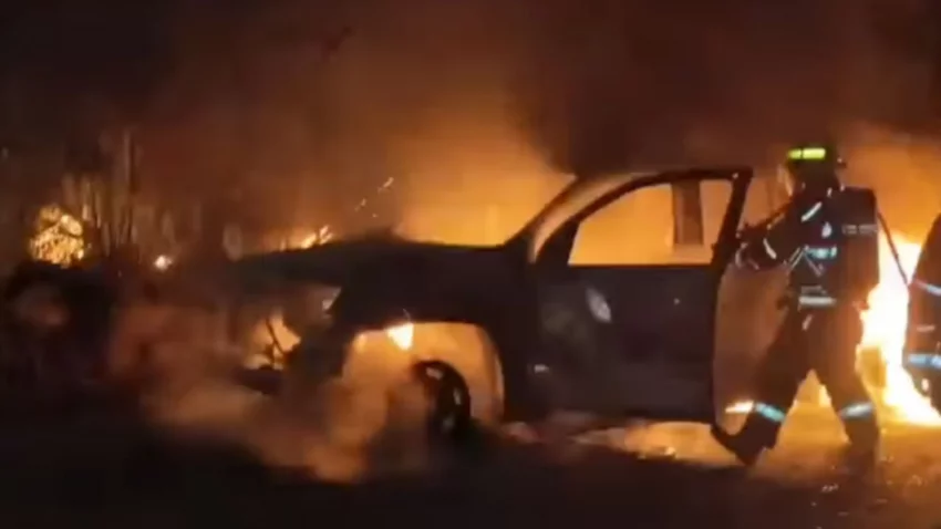 Llamó de urgencia a los bomberos pero no pudieron salvar la camioneta