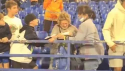 Un jugador de Vélez tiró una camiseta a la tribuna y desató una insólita pelea entre un nene y una señora