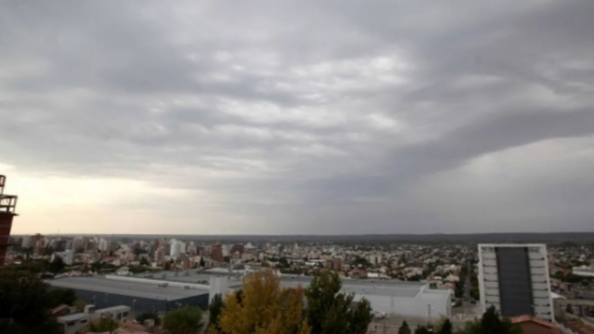 El tiempo para este viernes: lluvias en el Valle, calor y viento en Neuquén