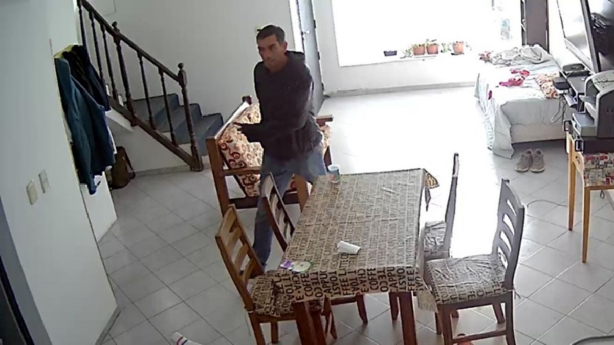 En apenas 5 minutos, un ladrón desvalijó una casa en Neuquén