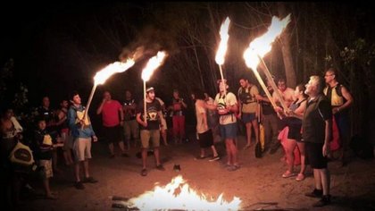 Bajada de antorchas por el río Limay