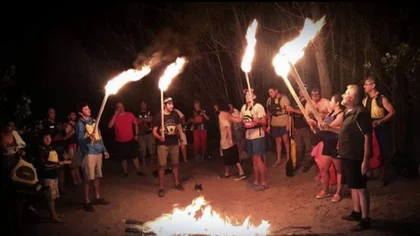 Bajada de antorchas por el río Limay