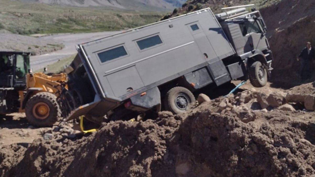 Así rescataron el motorhome de turistas belgas que volcó en el norte neuquino