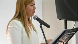 Comienzan las deserciones alrededor de Gloria Ruiz