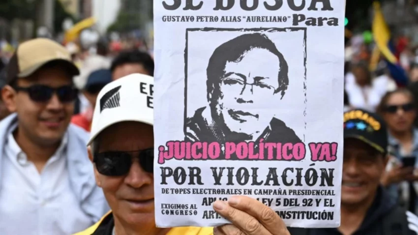 Multitudinarias protestas contra Gustavo Petro