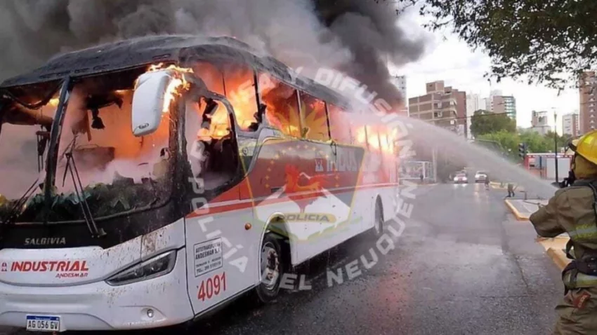Se incendió un colectivo con 17 trabajadores petroleros y tuvieron que evacuarlo