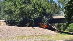 Grave incendio provocado por una fuga de gas cerca del paseo costero de Neuquén