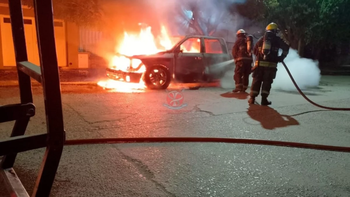 Una camioneta quedó destruida tras un incendio y sospechan que fue intencional: qué otros casos hubo