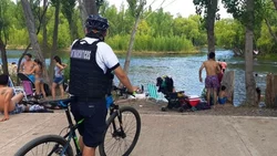 Llega el verano y prevén que los policías de Neuquén patrullen con ropa liviana