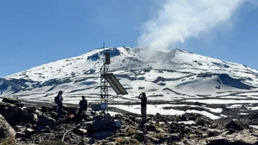 Instalaron una estación de vigilancia en el Tromen y ya son cinco los volcanes monitoreados en Neuquén
