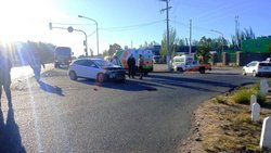Cruzó el semáforo en rojo e impactó contra el colectivo