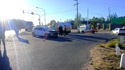 Cruzó el semáforo en rojo e impactó contra el colectivo
