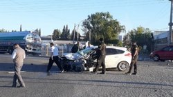 Ruta 22: un auto impactó contra un colectivo de larga distancia