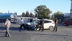 Ruta 22: un auto impactó contra un colectivo de larga distancia