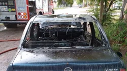 Le robaron la batería, el auxilio y le incendiaron el auto afuera de su casa