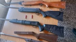 Secuestros de armas en Río Negro: hallaron cuatro rifles en Cipolletti y un revólver en Viedma