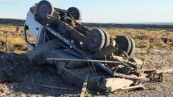 Un camión cargado con losas volcó cerca de Zapala