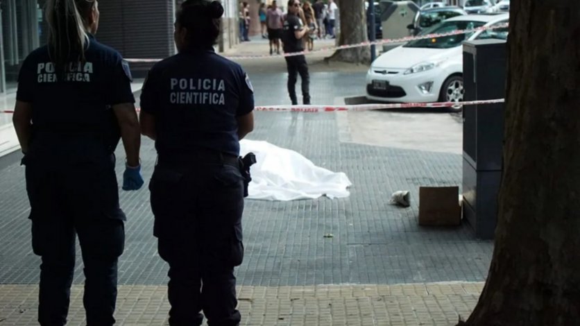 El hombre pidió comida, y después se arrojó al vacío en pleno centro