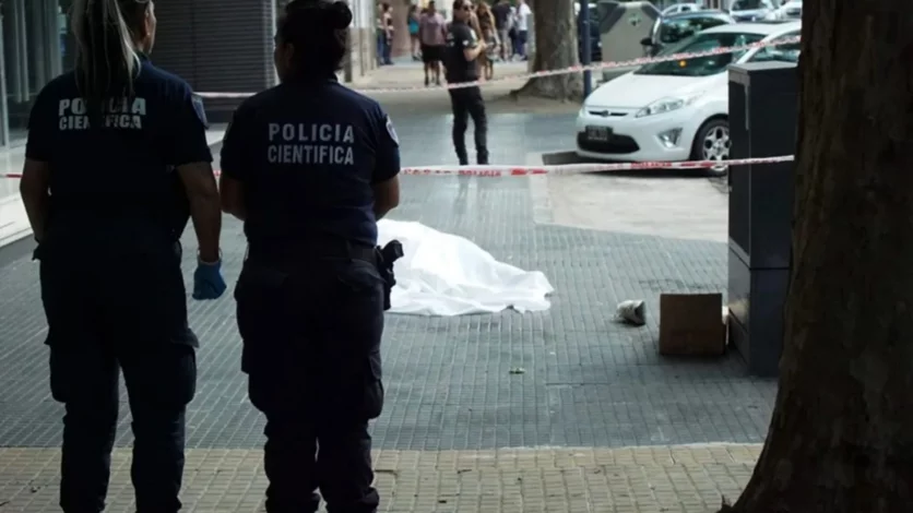 El hombre pidió comida, y después se arrojó al vacío en pleno centro