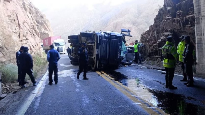 Camión aplastó un auto con cinco personas en la Ruta 7 este sábado