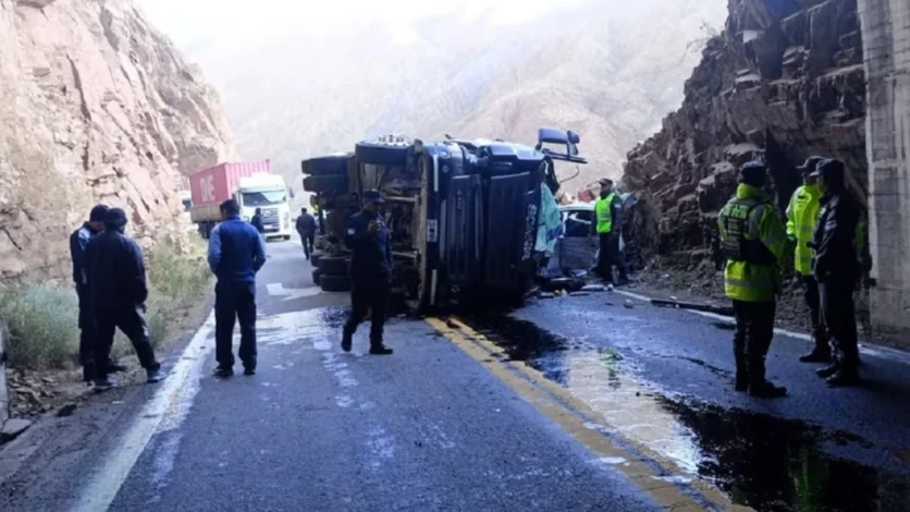 Camión aplastó un auto con cinco personas en la Ruta 7 este sábado