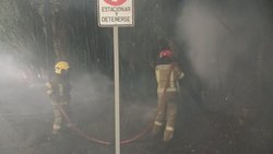 Incendio en la noche de Cipolletti, frente a paseo de compras y estación de servicio