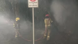 Incendio en la noche de Cipolletti, frente a paseo de compras y estación de servicio
