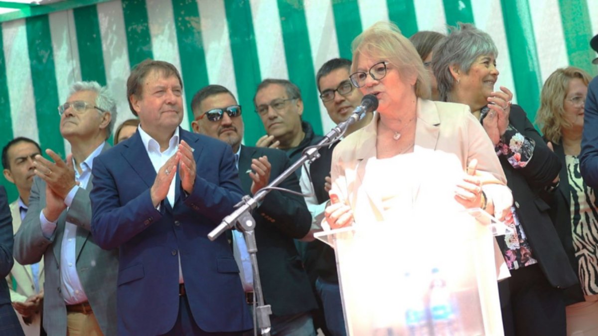 Weretilneck anunció que “dejarán a nuevo” las rutas de la arena de Vaca Muerta