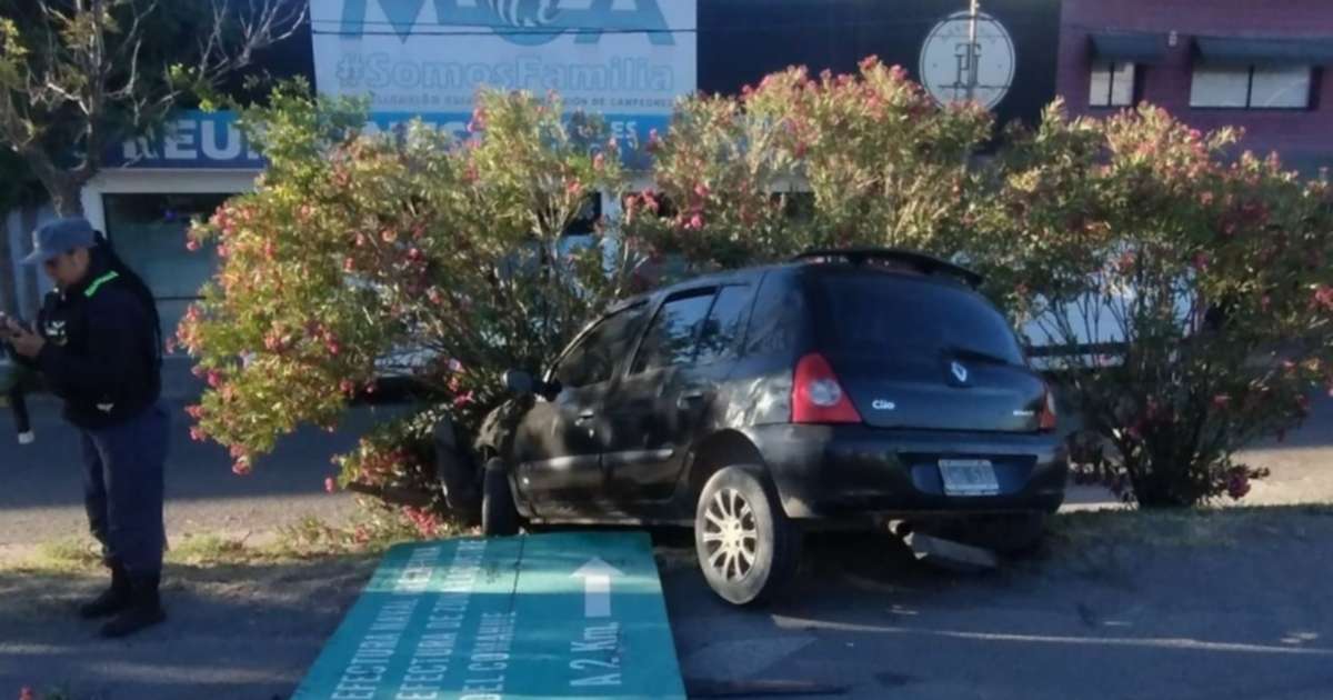 Borracho, perdió el control del auto y chocó contra un cartel