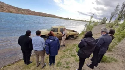 Amplio operativo para extraer una camioneta del río Limay