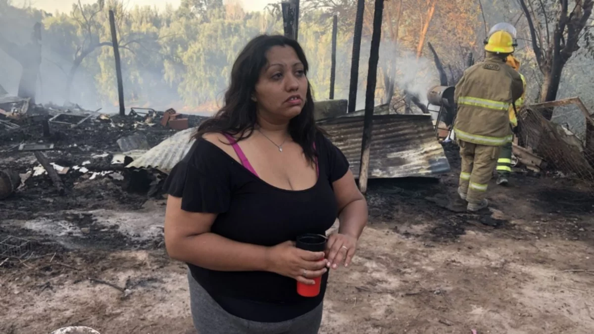Mayra, sin casa por el incendio, quedó en la calle con cuatro hijos
