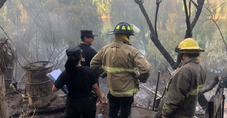 Mayra, sin casa por el incendio, quedó en la calle con cuatro hijos- Mayra, sin casa por el incendio, quedó en la calle con cuatro hijos