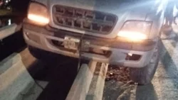 Conducía una camioneta, hizo una maniobra para no chocar y casi cae al río