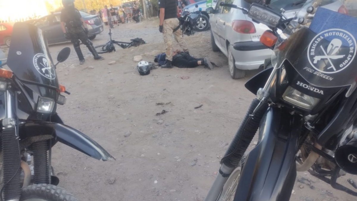Motochorros en acción en Roca: asaltaron un camión de reparto