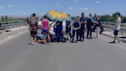 Camioneta se llevó puesta una moto con dos chicos, de 10 y 15 años