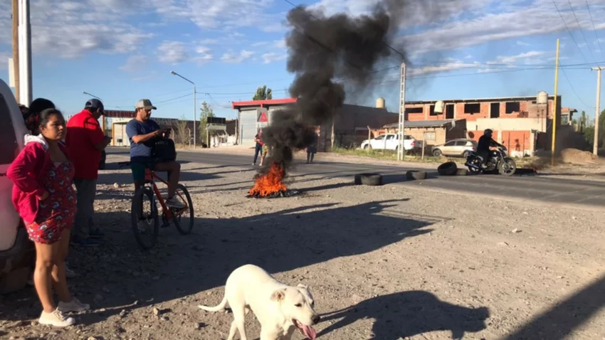 Vecinos del Parque Industrial de Neuquén cortaron una calle por la falta de agua